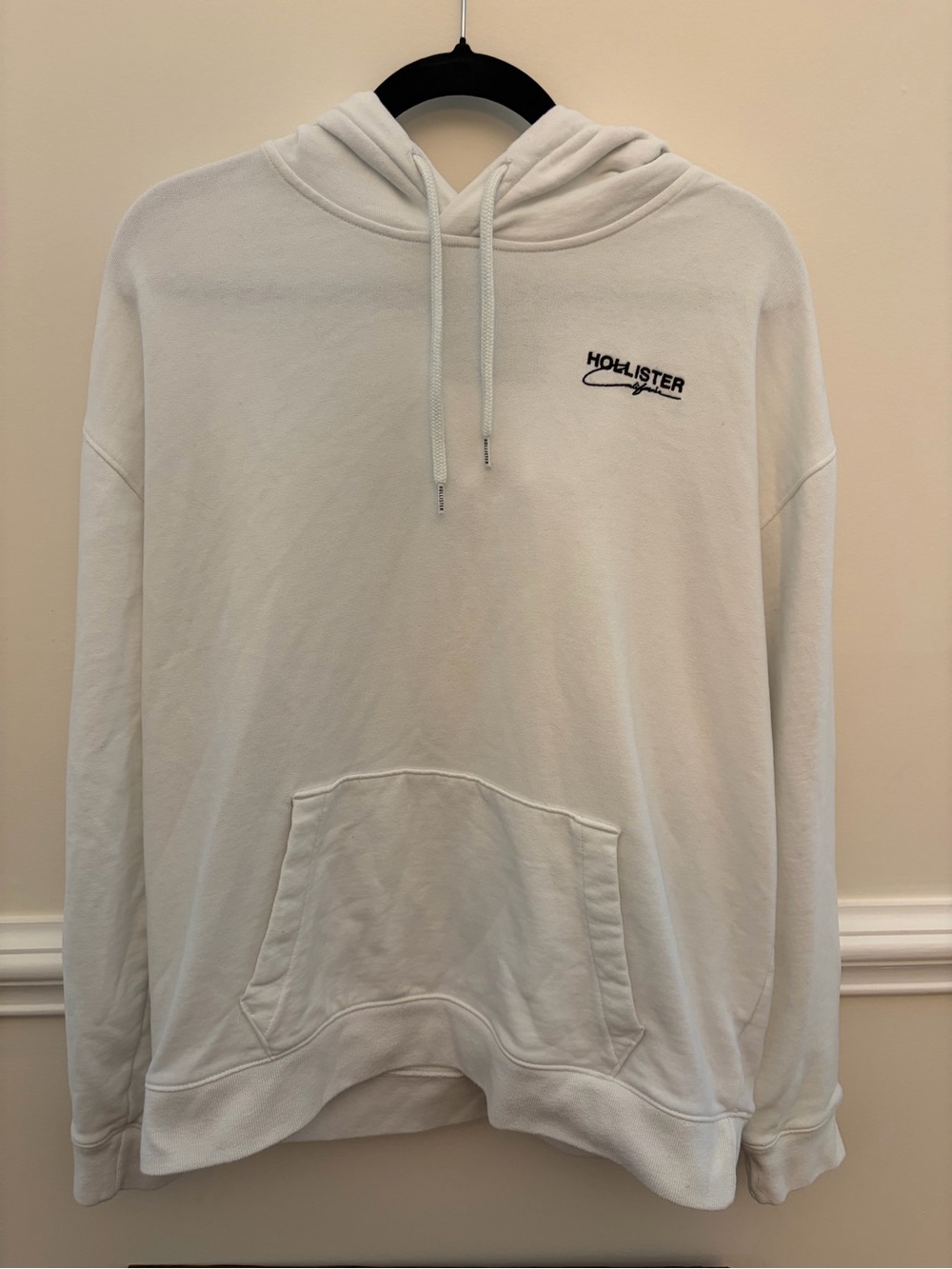 Hollister Men's Cream Pullover Hoodie with Small Logo